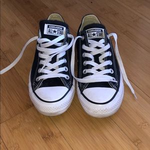 Unisex converse size 6 in men 8 in women!